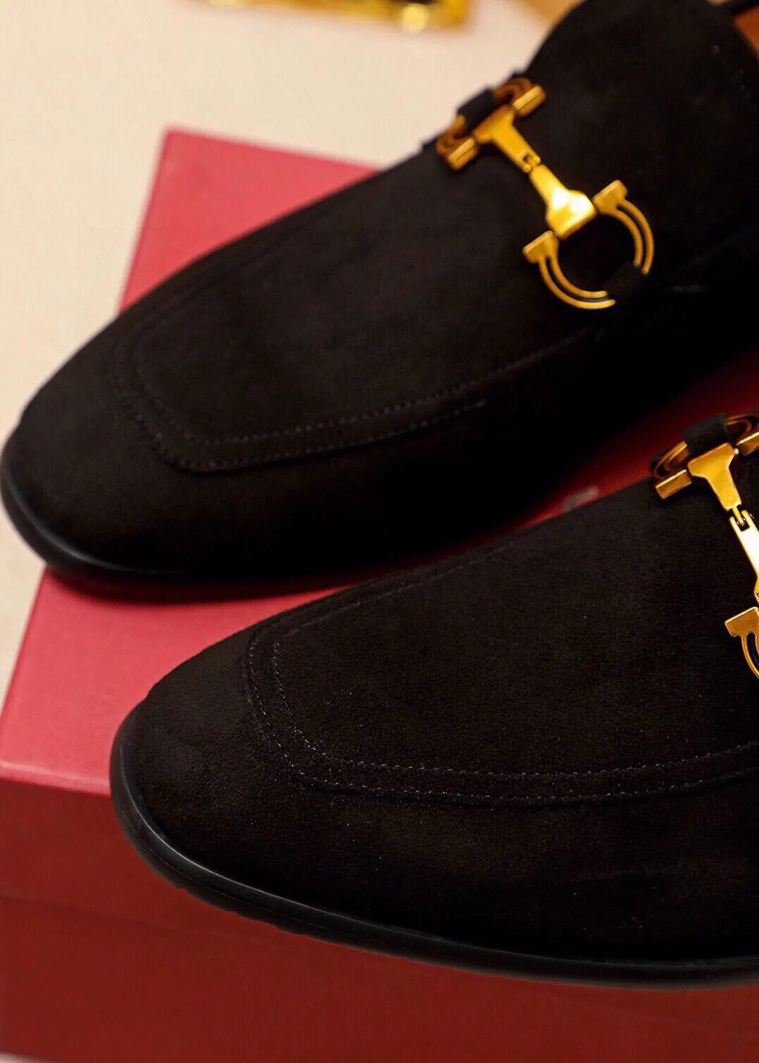 Men's shoes 💰520 💐 Product trademark: Ferragamo "Ferragamo" casual leather shoes Regular size: 38-44 (45🉑️customized) Product materials: Selected imported first-layer frosted cowhide upper + original hardware buckle, imported water-dyed cowhide leather lining. Strong three-dimensional visual effect, combined outsole Color: 2⃣️colors available